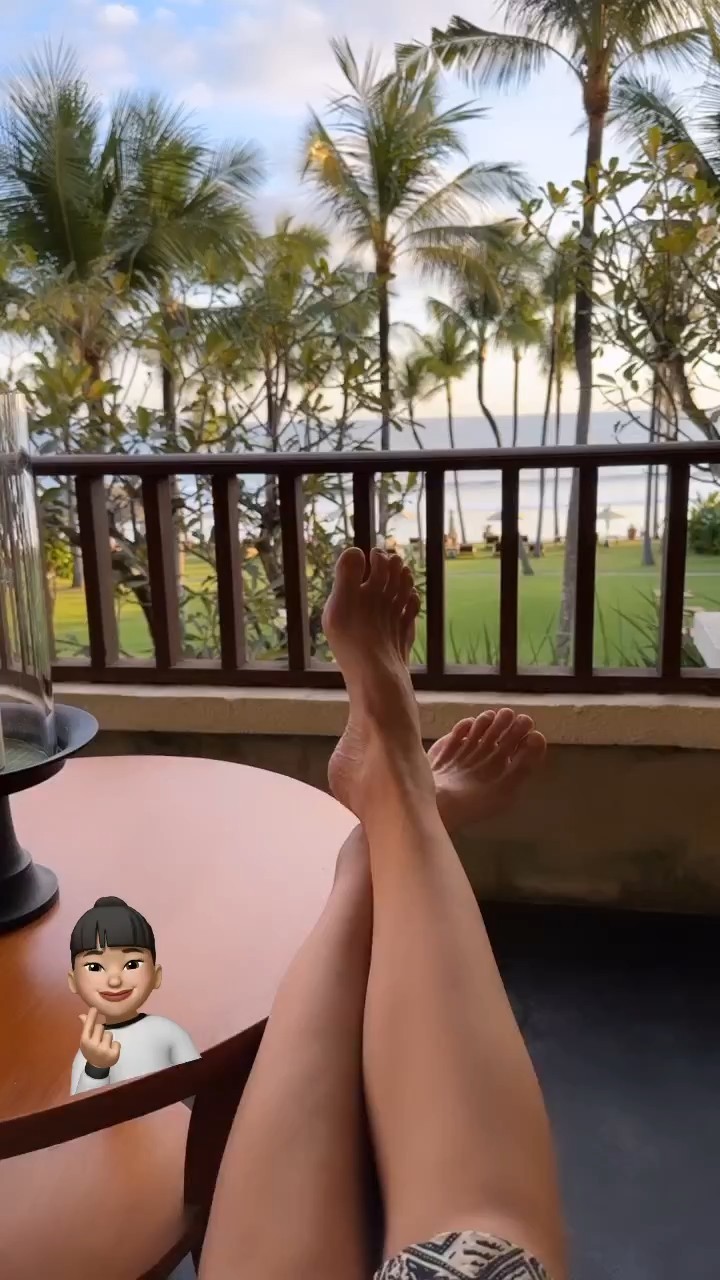 Kelly Tandiono Feet